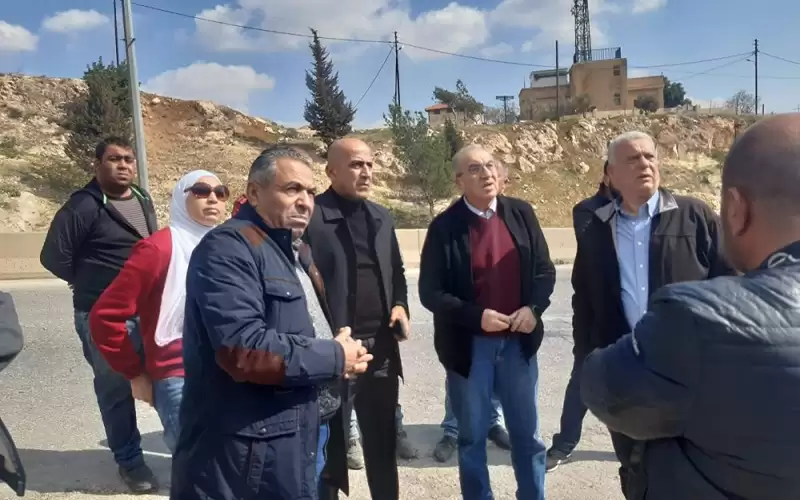 أبو السمن يتفقد موقع الانهيارات قرب