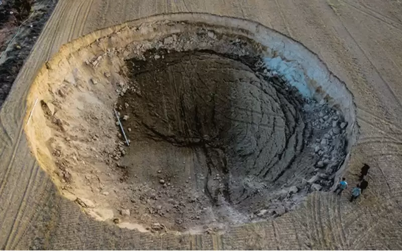 تركيا بعد الزلازل.. حفرة عملاقة ظهرت