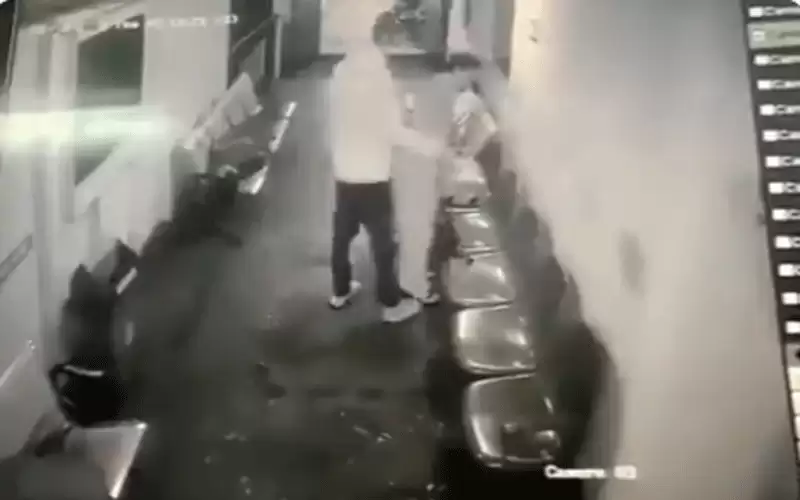 رجل يحمل زوجته برفق ويرميها بعرض