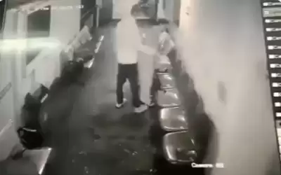 رجل يحمل زوجته برفق ويرميها بعرض