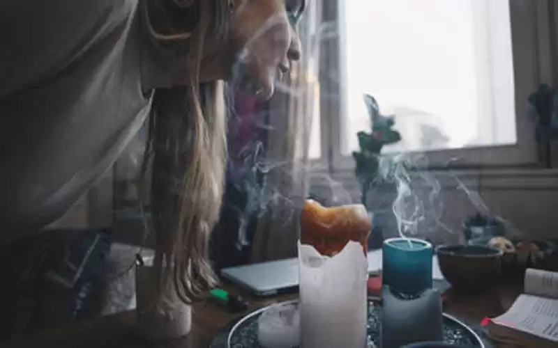خبيرة: الشموع المعطرة تطلق مواد كيميائية