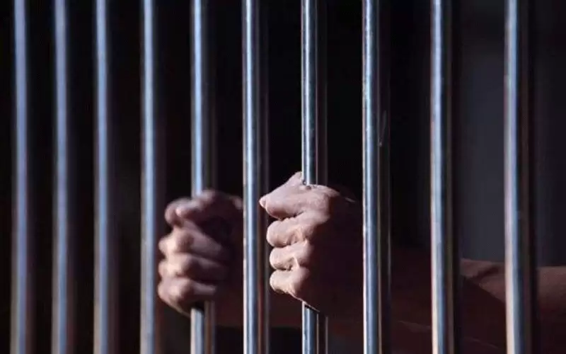 هتك العرض لأربعيني غافل سيدة ولمسها