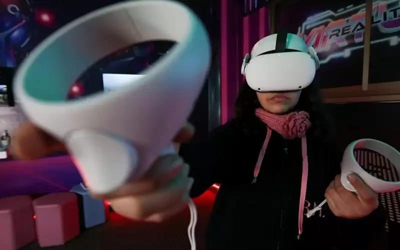 طلاب غزة يكتشفون الدراسة عبر تقنية