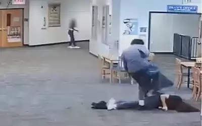 طالب يضرب معلمته بعنف حتى فقدت