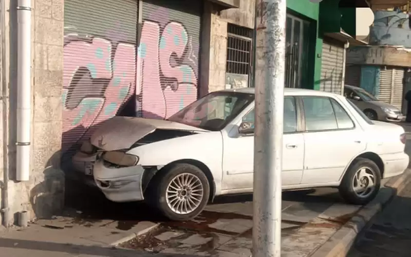 اصطدام مركبة بواجهة محل في وسط