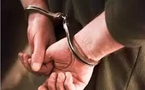 القبض على شخص عبث بعدادات كهرباء