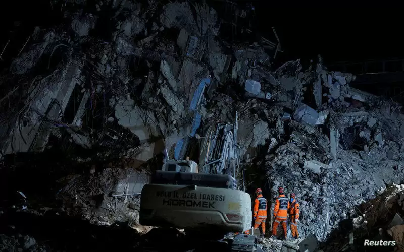 حصيلة قتلى زلزال تركيا وسوريا تتجاوز