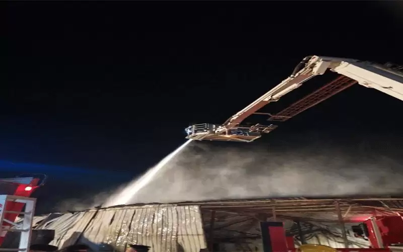 اخماد حريق شب في مستودعات بالقرب