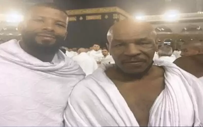 مايك تايسون يؤدي العمرة