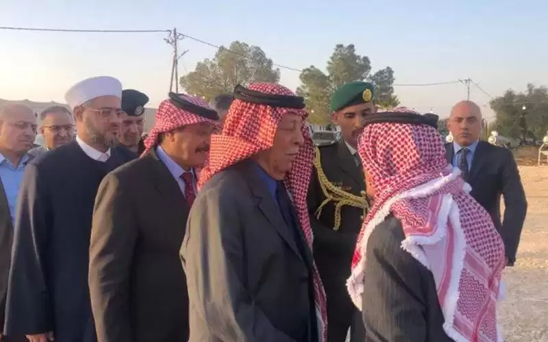 رئيس الديوان الملكي يعزي عشيرة السرور
