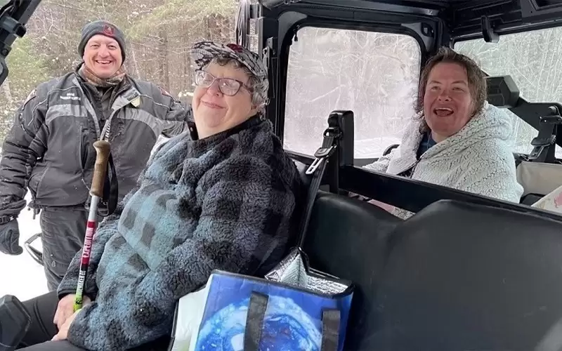 امرأتان تحتجزان في الثلج داخل السيارة