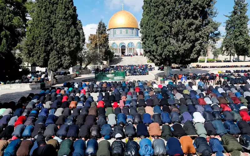 70 ألفا يؤدون صلاة الجمعة في