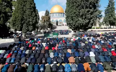 70 ألفا يؤدون صلاة الجمعة في