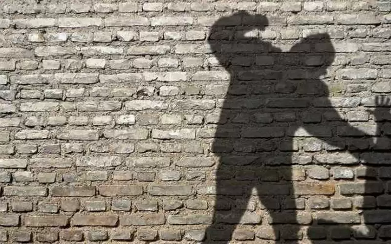 شخص يهدد مالك بقالة في عمان