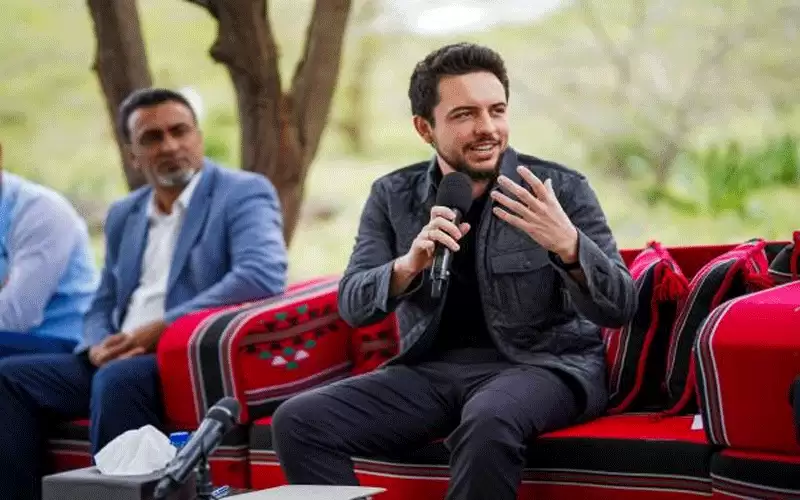 ولي العهد يلتقي شبابا ناشطين في