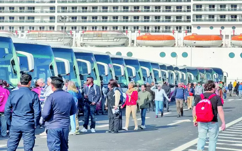 21 باخرة تحمل 30 ألف سائح