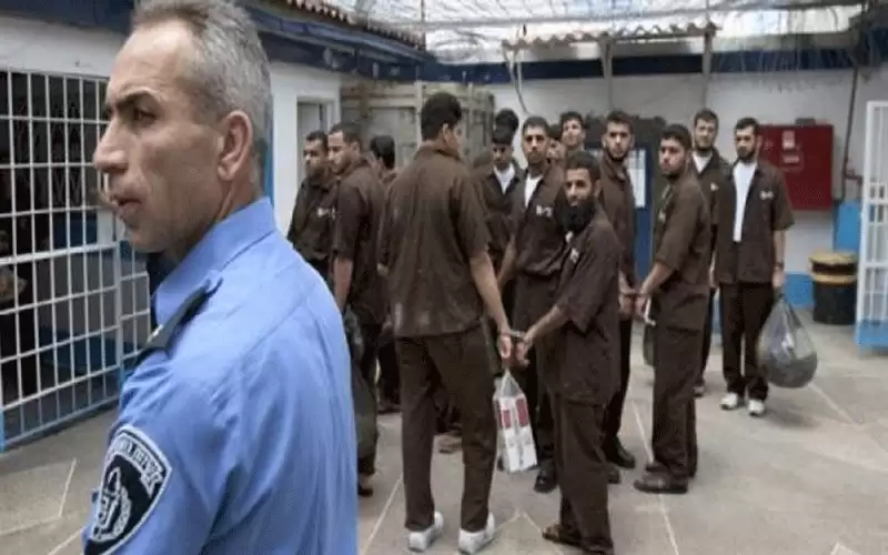 الأسرى يعتصمون في ساحات السجون باليوم