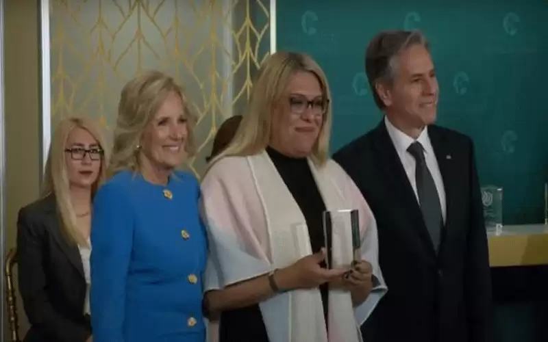 إدارة بايدن تمنح رجلا متحولا جائزة