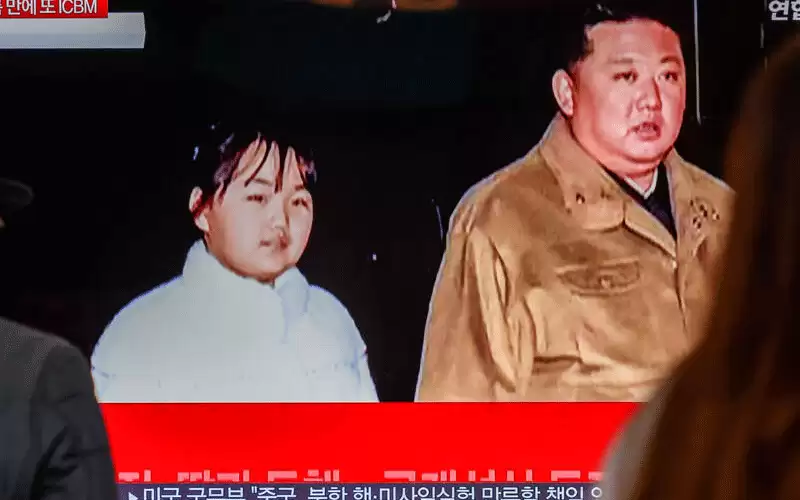 برفقة ابنته.. كيم يتفقد تدريبات بالذخيرة