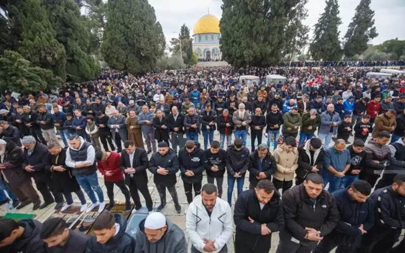 70 ألفا يؤدون صلاة الجمعة في