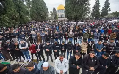 70 ألفا يؤدون صلاة الجمعة في