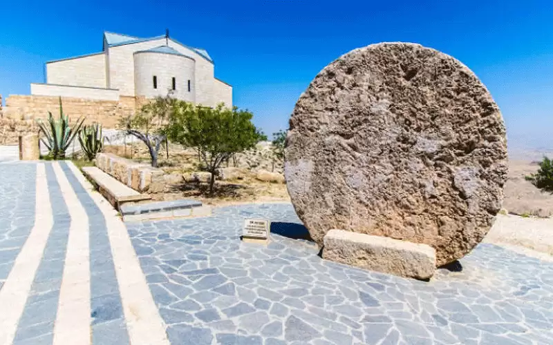 462 ألف زائر لجبل نيبو في