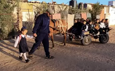 الحمار وسيلة نقل طلاب المدارس في