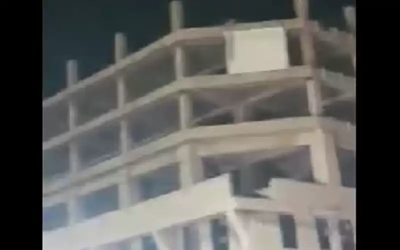 الأجهزة الأمنية تتفاوض مع عشريني هدد