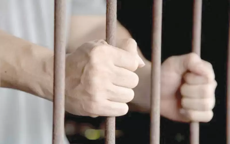 الحبس سنتان لمن يتعرض للمبلغين والمخبرين