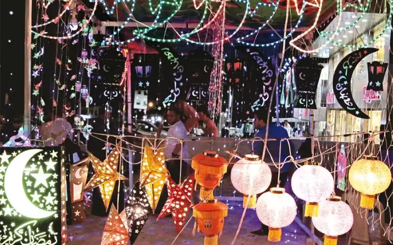 روحانيات رمضان.. زينة الشوارع في أسواق