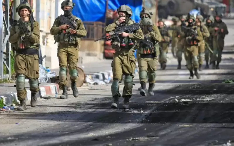 الاحتلال يعتقل 19 فلسطينيا بالضفة الغربية