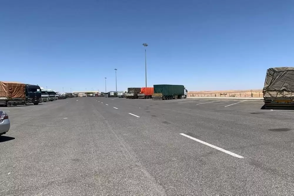 شاحنات أردنية عالقة في جمرك البطحاء
