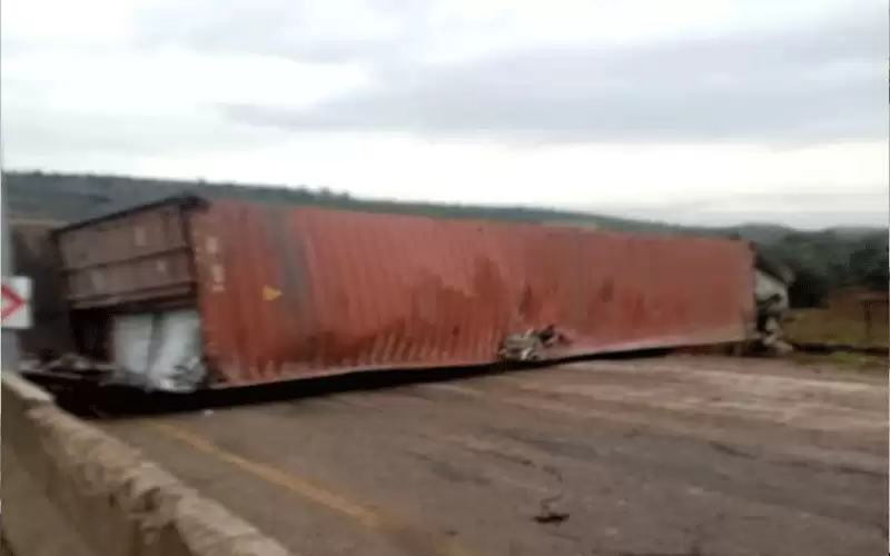 تدهور تريلا يغلق طريق إربد -