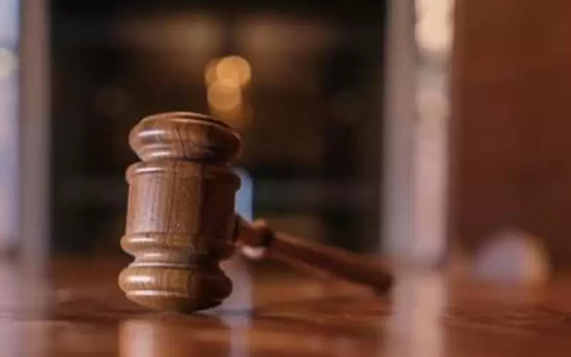 بلطجي يطعن عامل بقالة بأداة حادة