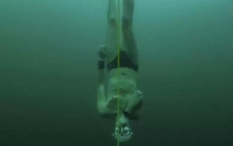 يغوص لأكثر من 50 مترا في