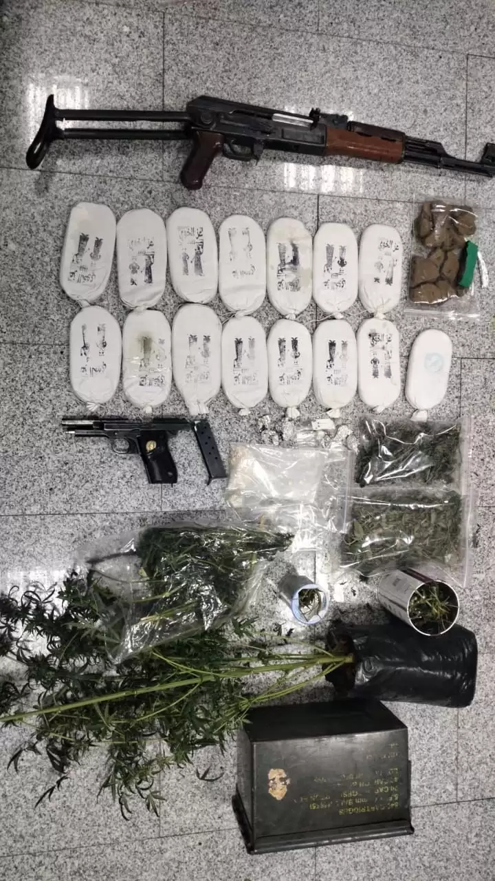 القبض على تاجر للمخدرات وشقيقه اطلقا