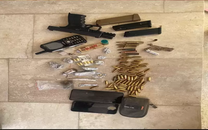 القبض على مطلوب مصنف خطر وبحوزته