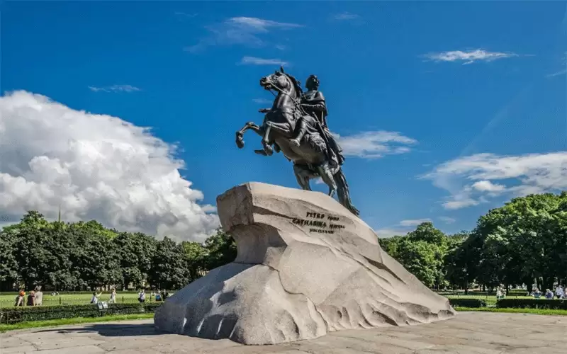 قصيدة حجرية شامخة وسط سان بطرسبورغ