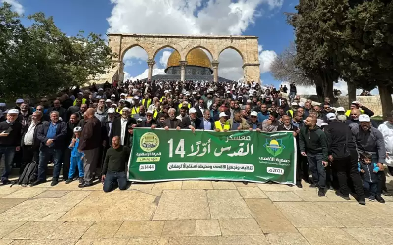 المئات يعمرون الأقصى وينعشون أسواق البلدة