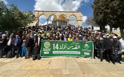 المئات يعمرون الأقصى وينعشون أسواق البلدة