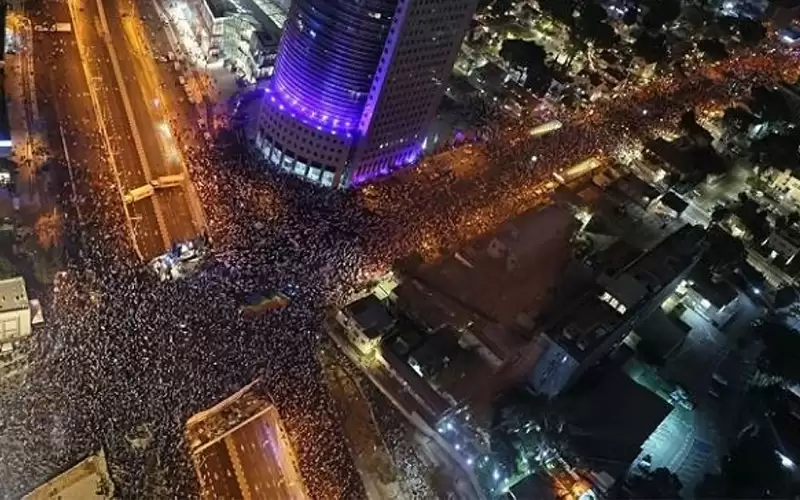 إضعاف القضاء: 170 ألف متظاهر في