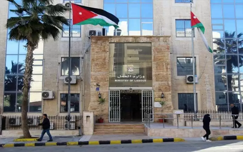 العمل تعلن عن أكثر من 100