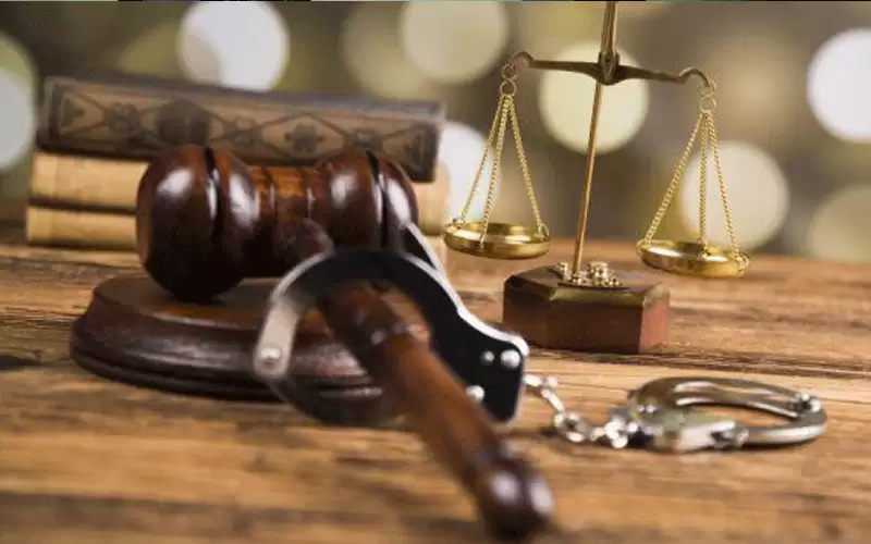 محاكم تمهل متهمين 10 أيام لتسليم