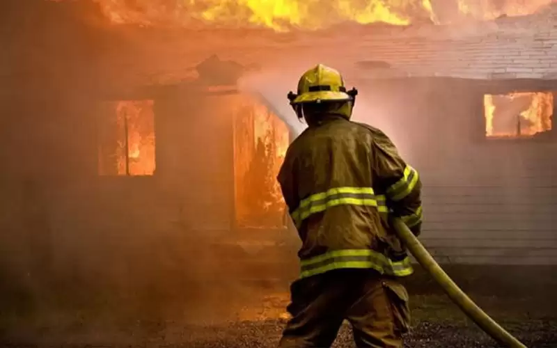 إصابة شخصين باختناق وحروق بحريق في