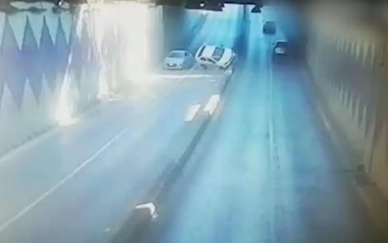 إصابة بتدهور مركبة داخل نفق الاقتصاد