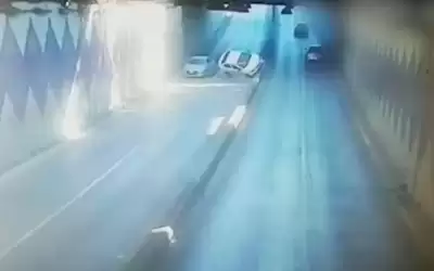 إصابة بتدهور مركبة داخل نفق الاقتصاد