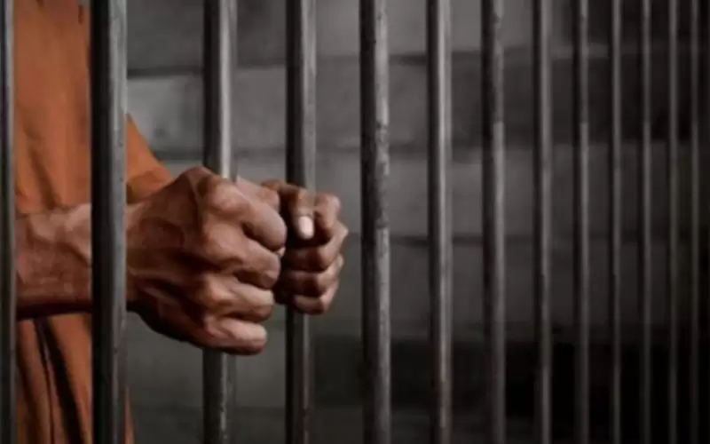 إعفاء موظف من السجن 5 سنوات