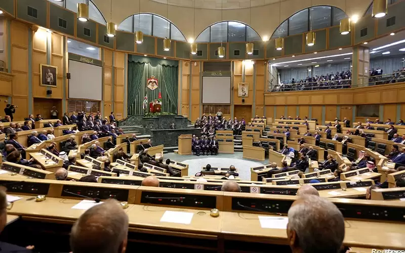 النواب يرفعون خريطة الأردن وفلسطين من