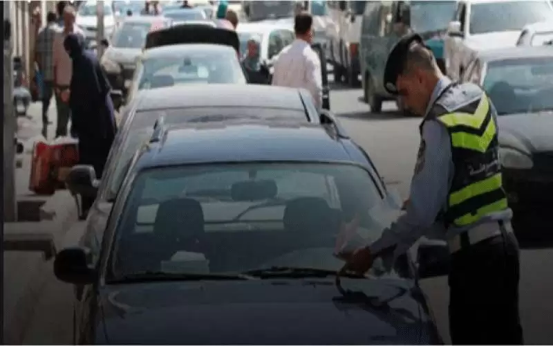 أردني يحتج على مخالفة سير بخلع