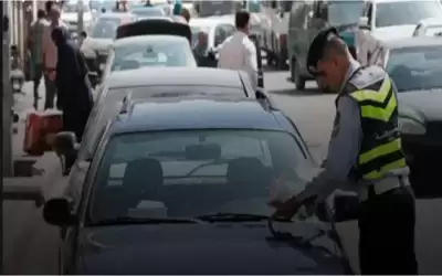 أردني يحتج على مخالفة سير بخلع